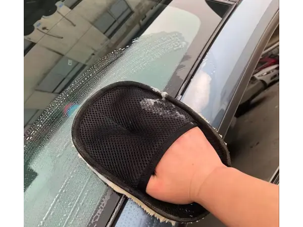 vlnena rukavice na cisteni aut, ktera neposkozuje lak 